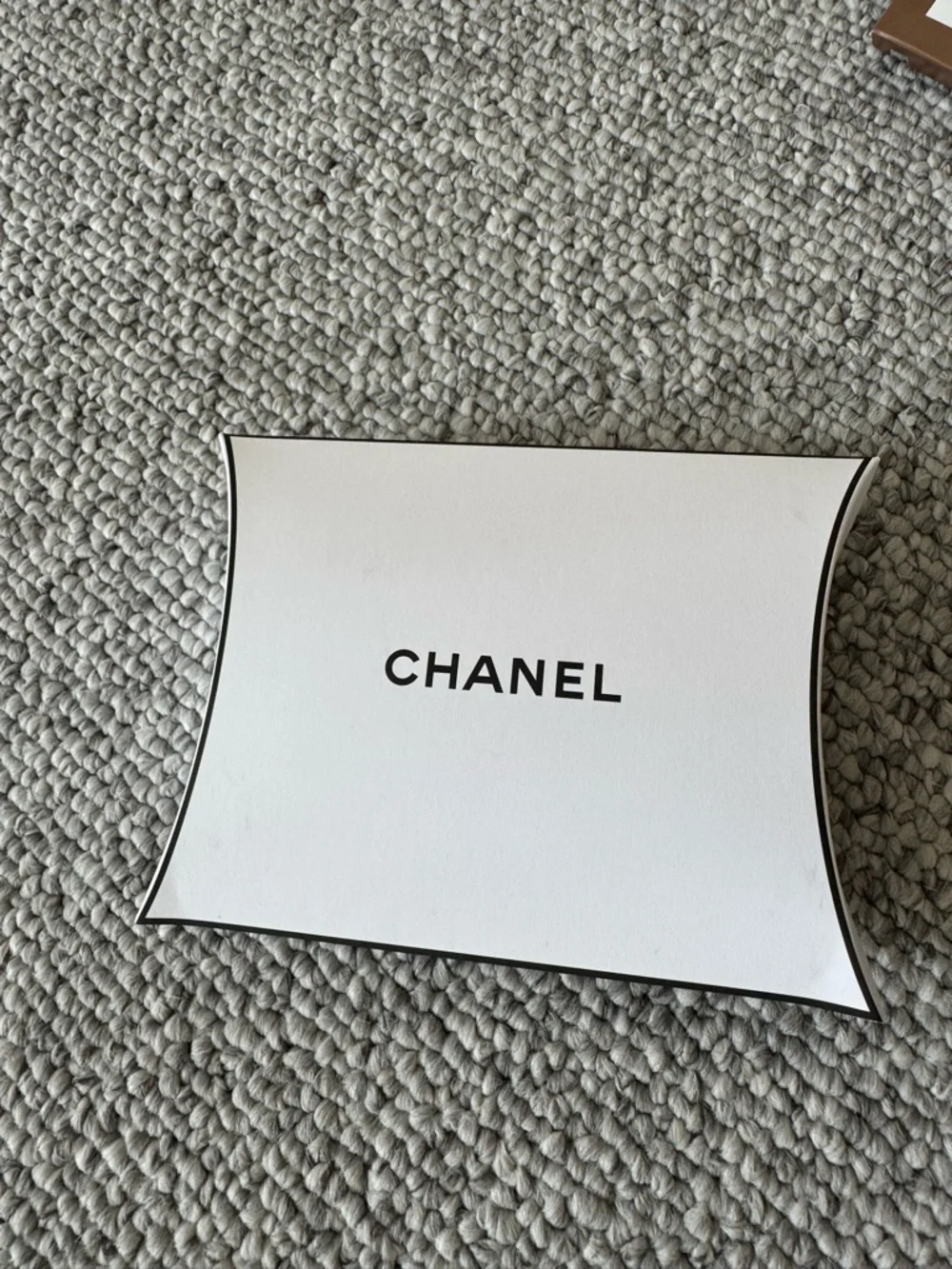 NEW! CHANEL Empty GIFT BOX 8.5X8.5X4 Chanel Cosmetic Sample Pillow Pack, Ribbon